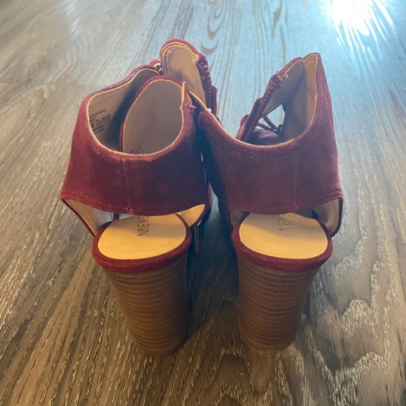 Nine West Maroon lace up Bootie size 6.5 - Picture 4 of 6